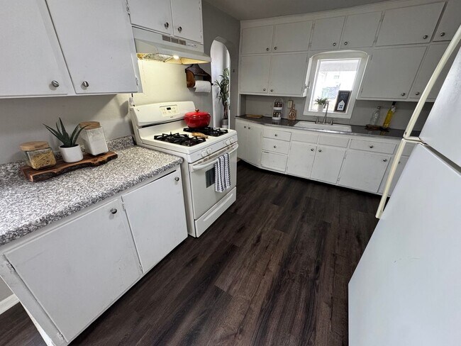 Building Photo - 2 bed, 1 bath home for rent in Waterloo