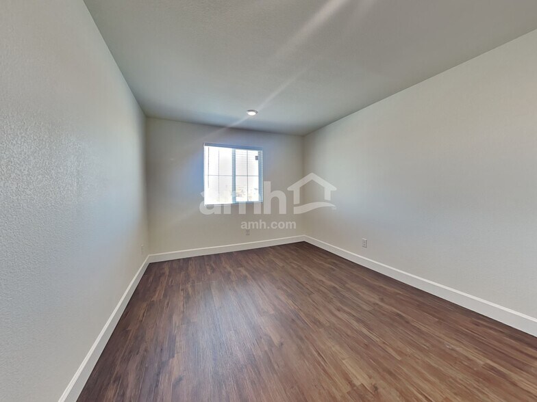 Building Photo - 8831 Crinkle Leaf Ave