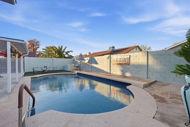 Building Photo - 7926 W Dahlia Dr