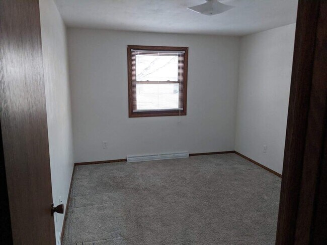 Building Photo - 1285 Green Acres Ln