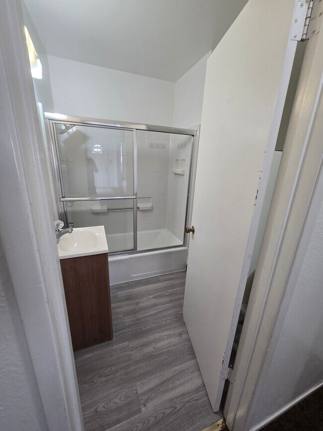 Building Photo - Charming 2 Bedroom/1 bathroom home