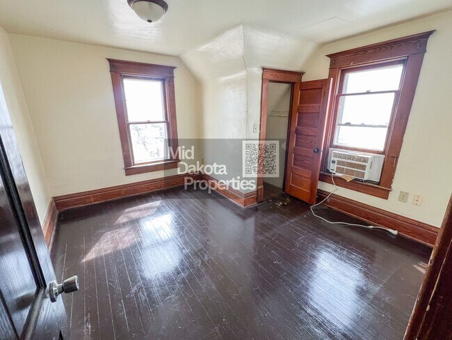 Building Photo - 401 W 11th-3 Bedroom House