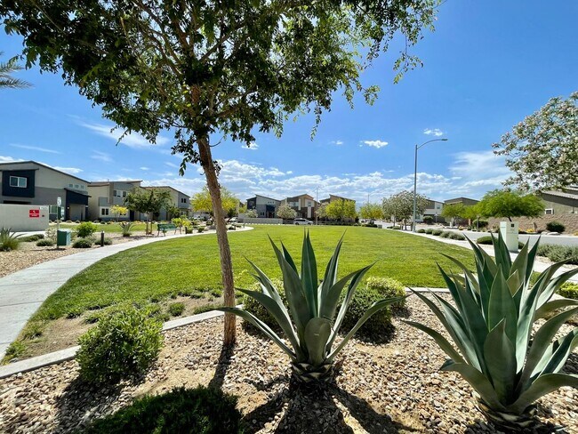 Building Photo - AMAZING GATED 3 BED 2.5 BATH 2 CAR GARAGE !