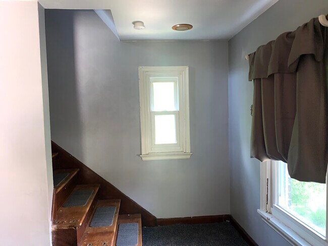 Building Photo - 1015 Willow Dr