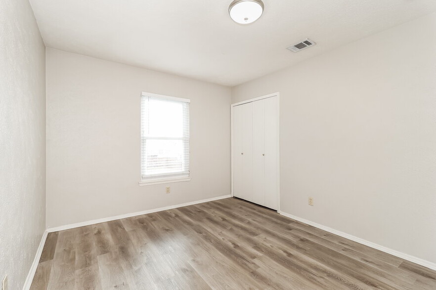 Building Photo - 702 Ponderosa Dr