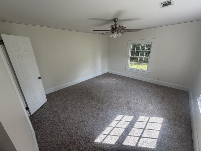 Building Photo - House for Rent