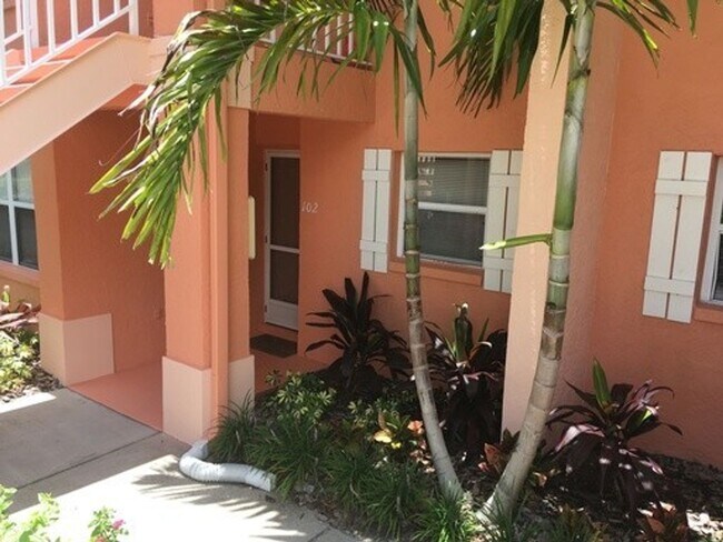 Building Photo - Ground floor Condo off Universiy