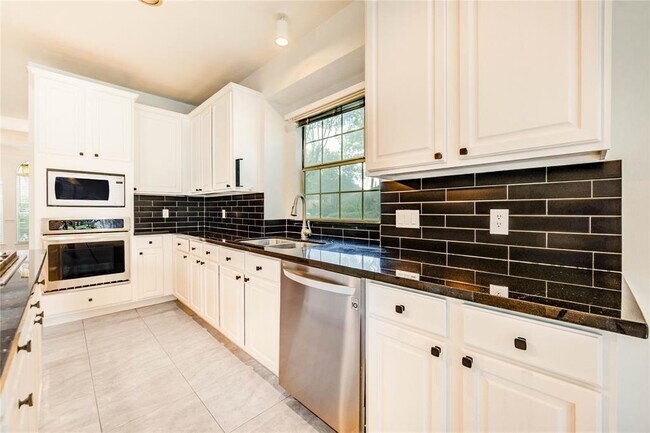 Building Photo - 8803 Memorial Creek Dr