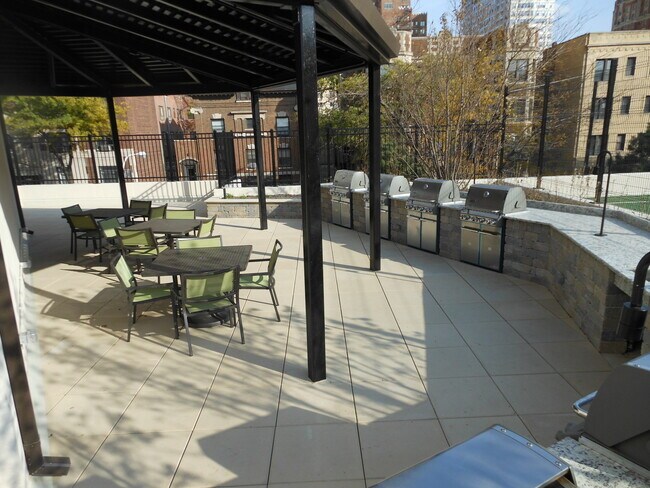 Building Photo - 3930 N Pine Grove Ave