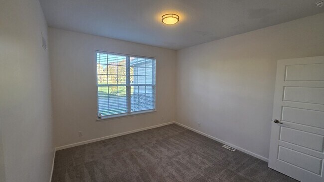 Building Photo - 4 bed 3 bath 2 car garage all maintenance provided townhome