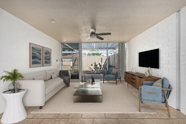 Building Photo - Great Location - 2 bed 1 bath Private Yard