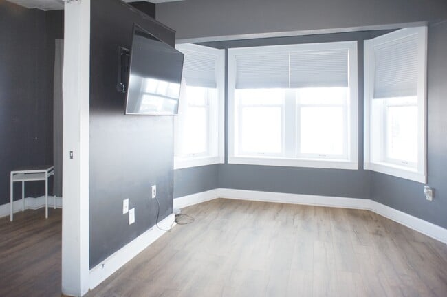 Building Photo - 230 E 9th St