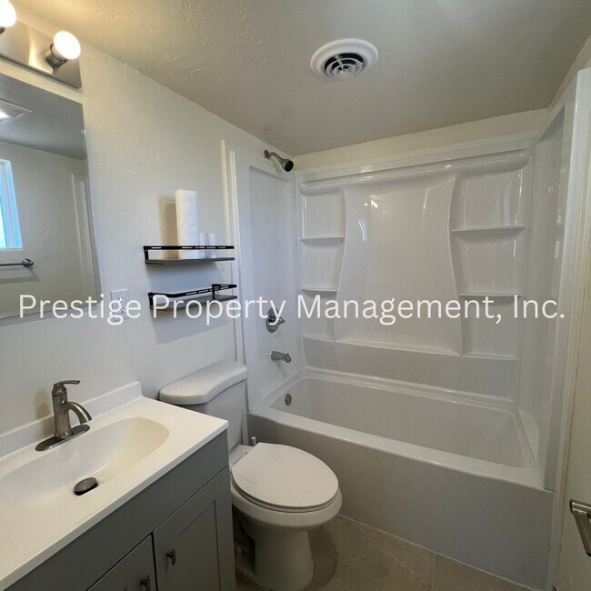 Building Photo - 1/1 Remodeled Triplex Across from the UofA!