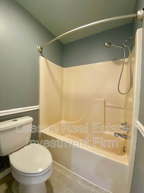 Building Photo - 5842 Bayou Dr