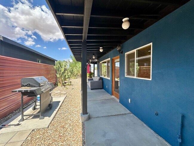 Building Photo - AVAILABLE NOW!! 3 BEDROOM 3 BATHROOM HOME IN JOSHUA TREE!
