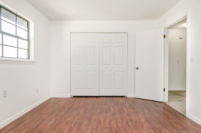 Building Photo - Lovely 2BR/1.5BA Townhome for rent Near La...