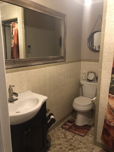 Building Photo - 470 Askin Ln