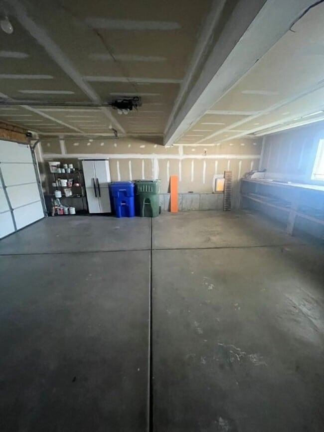 Building Photo - Your New Chapter Starts Here – 5 Bed, 2 Bath Syracuse Home + 2 Weeks Free!