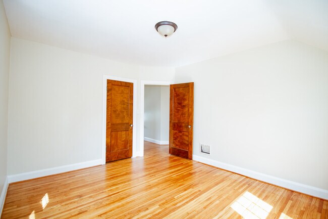 Building Photo - 2032 Glencove Dr