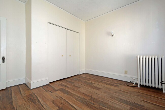Building Photo - Spacious 2-Bedroom Unit in Minneapolis - Great Location!
