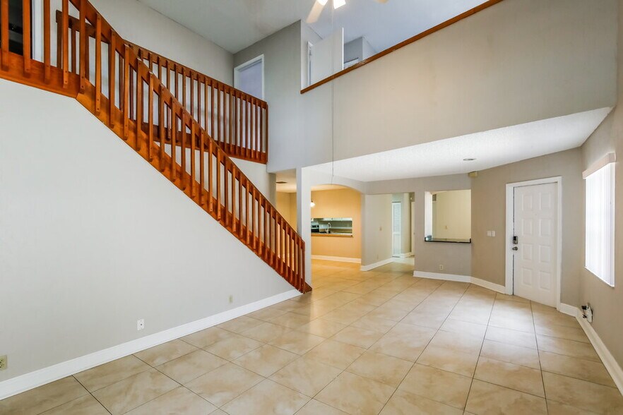 Building Photo - 578 Lakeside Cir