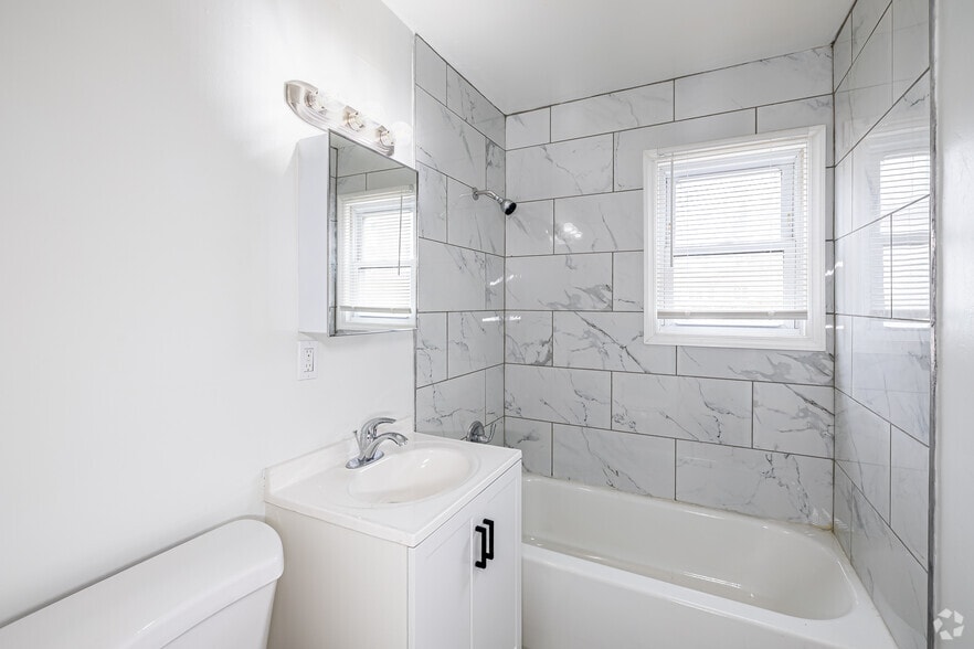 1BR, 1BA - Bathroom - 1533 Boston Ave