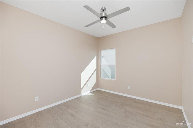 Building Photo - 914 N Spruce St