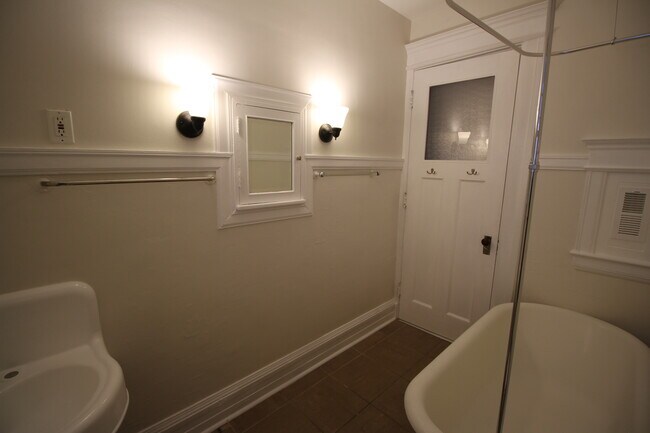 Building Photo - 639 Park Avenue Apt #3