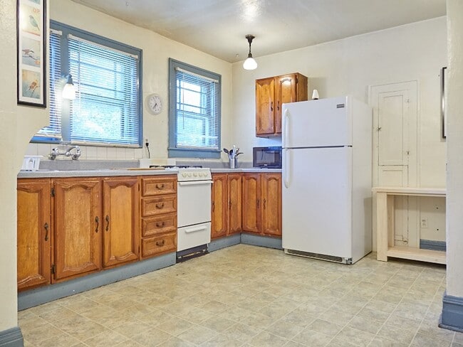 Building Photo - R0504