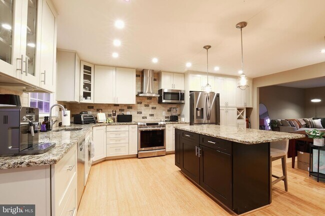 Building Photo - 7966 Hidden Bridge Dr