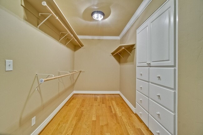 Building Photo - Stunning two-story spacious home on tranquil tree-lined street.