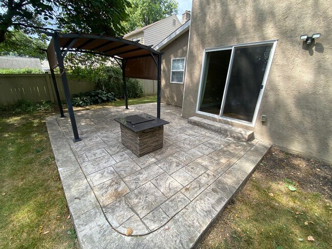 Building Photo - 4 Bedroom - Upper Arlington