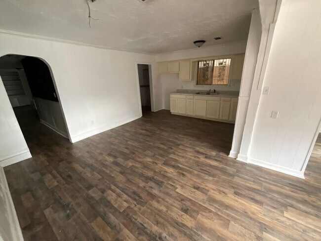 Building Photo - 2843 Comfort St