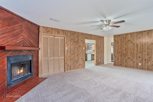 Building Photo - "Charming 3-Bedroom Retreat with Cozy Fire...