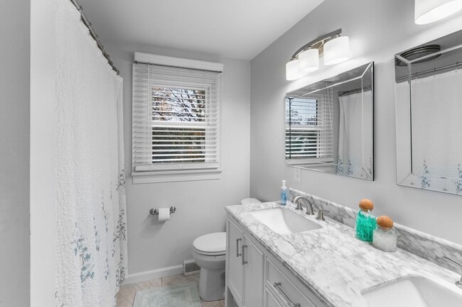 Building Photo - Beautifully Updated 4 Bedroom, 2.5 Bath Home in Fairview