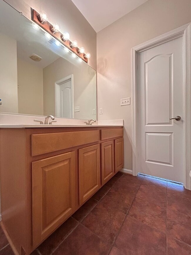 Building Photo - 927 Hunley Dr