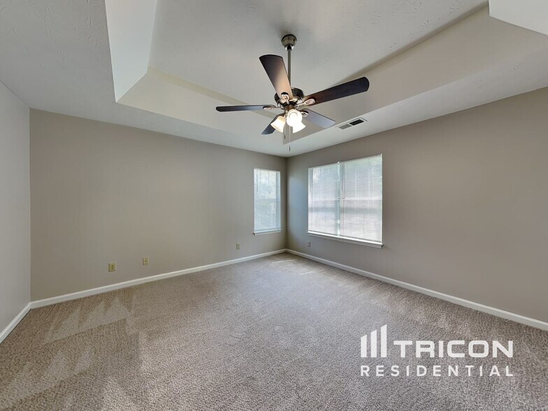 Building Photo - 2711 Woodside Dr