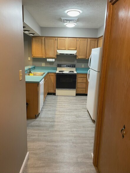 Kitchen - 7777 Greenwich Rd