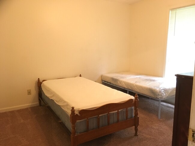 Building Photo - 270 Pine Dr