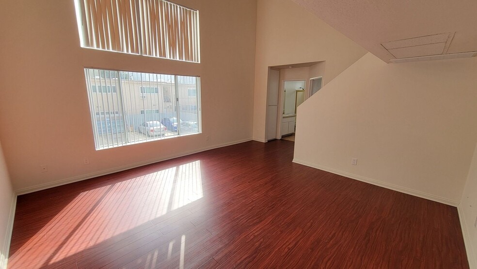 Building Photo - 5245 Riverton Ave