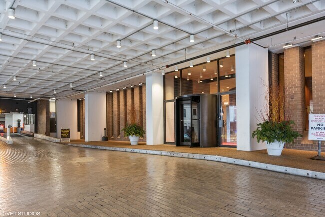 Building Photo - 6033 N Sheridan Rd