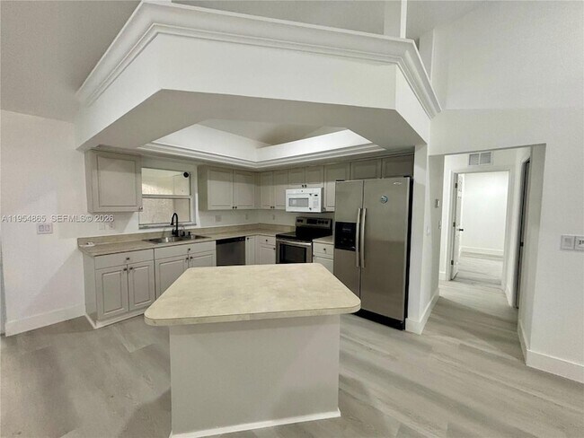 Building Photo - 142 SW 34th Pl