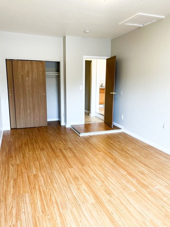 Building Photo - ** Move in Special** Spacious 3 bedroom, 1 bath Lakewood duplex with fenced in backyard available!