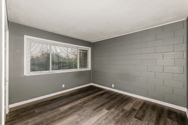 Building Photo - Charming 2 Bed, 1 Bath Apartment in Indianapolis - Don't Miss Out!