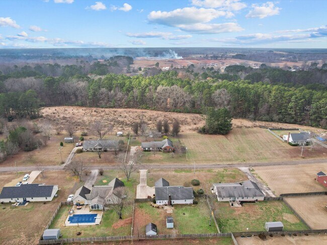 Building Photo - Nice, well-maintained home located on a quiet street in East Limestone.