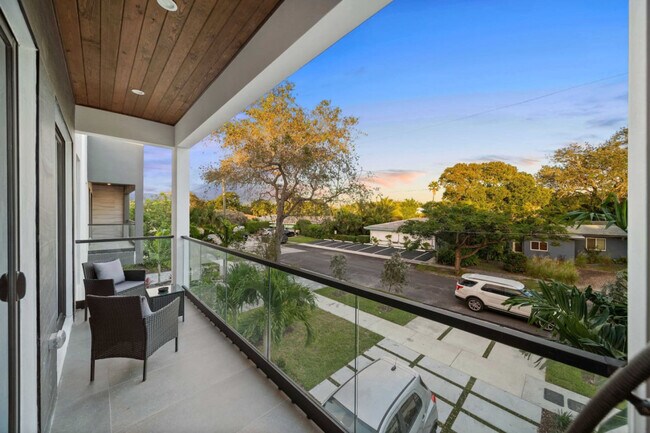 Building Photo - 547 NE 16th Ave