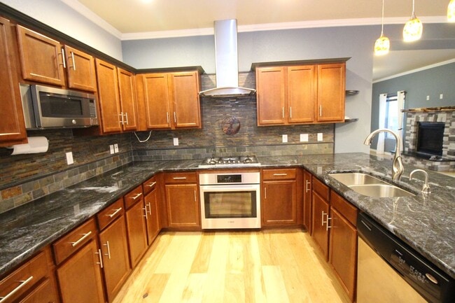 Building Photo - Beautiful 3bdrm 3bath home in Gold Hill Mesa