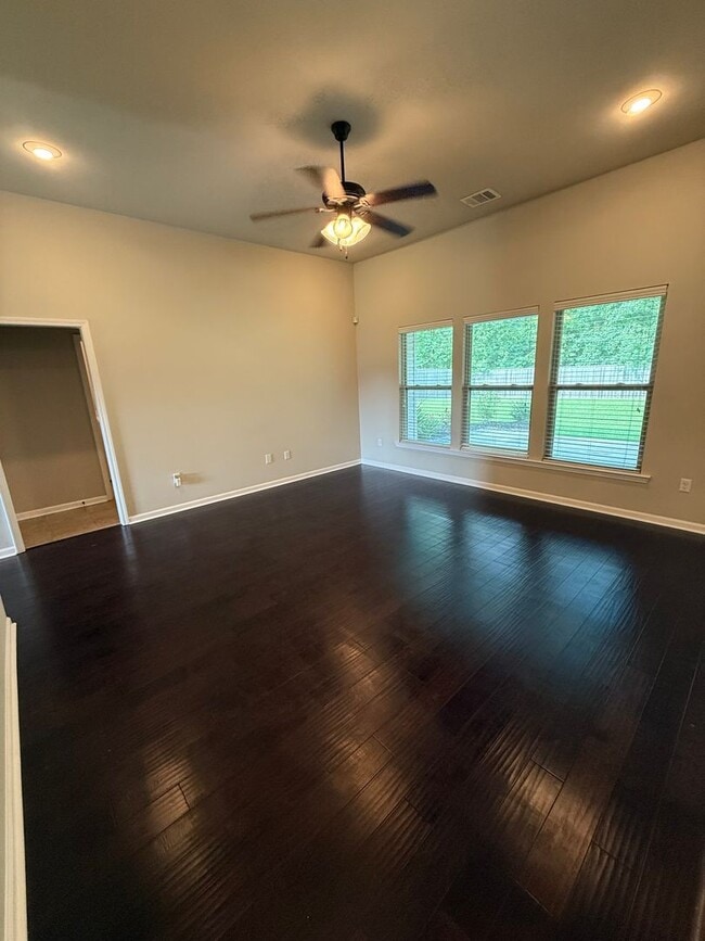 Building Photo - 3 BEDROOM IN FABULOUS NEIGHBORHOOD!