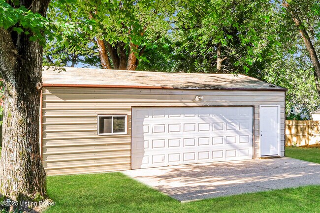 Building Photo - 6900 Applegate Ln