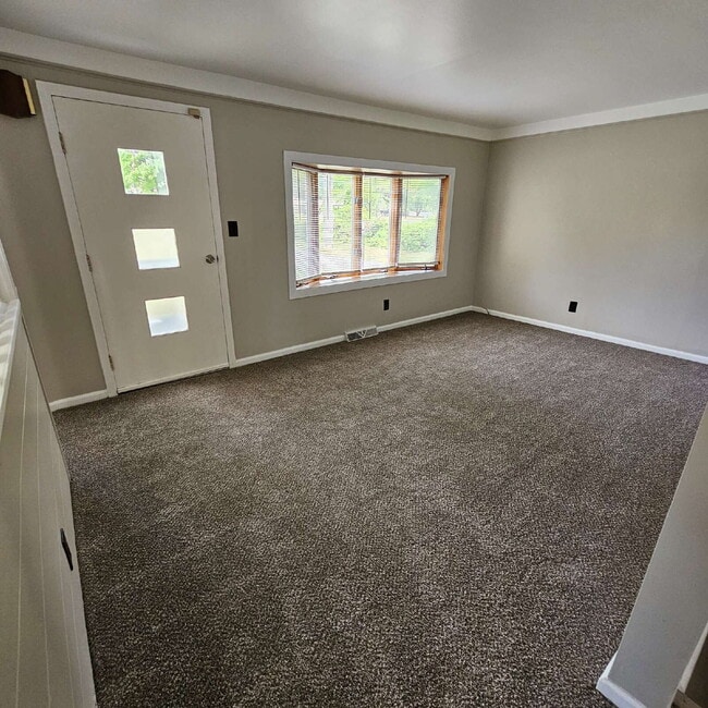 Building Photo - A cozy 2-bedroom, 1-bath home in the heart...